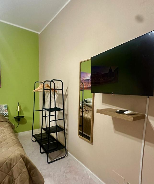 Dettaglio camera con TV, specchio e appendiabiti