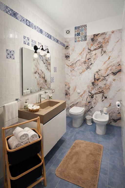 Bagno moderno con lavabo, bidet e doccia