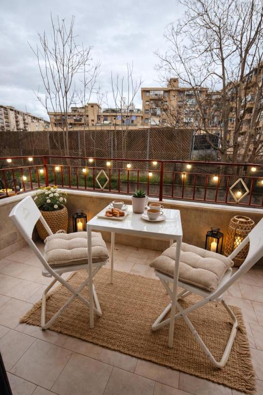 Balcone arredato per colazione e relax