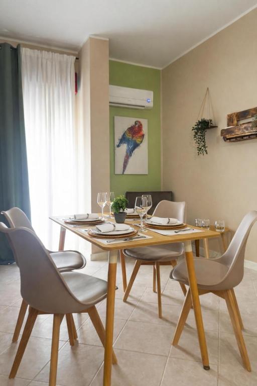Zona pranzo luminosa con tavolo apparecchiato