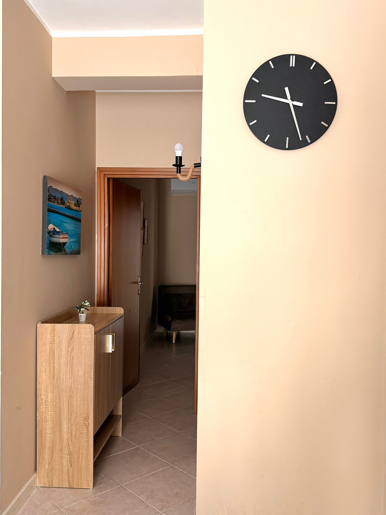 Ingresso e corridoio con orologio di Victoria Apartment